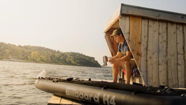 The floating shelter "Havhytten" is located off the coast at Hvide Klint in North Zealand, just an hour from Copenhagen