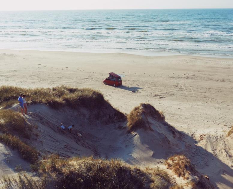 Campingvan am Strand von Dänemark