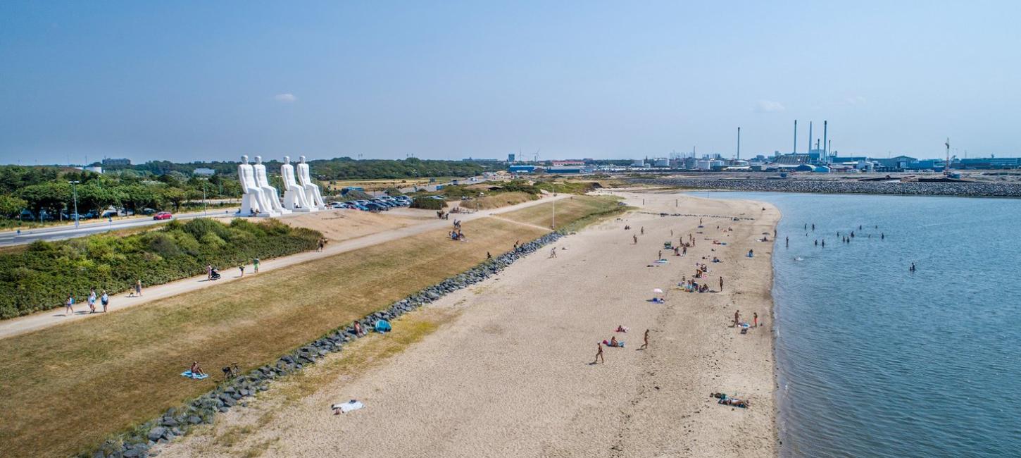 The beach in Esbjerg with the sculpture Men by the Sea