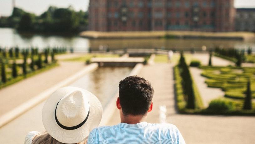 Couple looking at Frederiksborg Castle