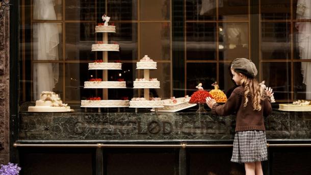 Child in front of Denmark's oldest bakery, Conditori La Glace