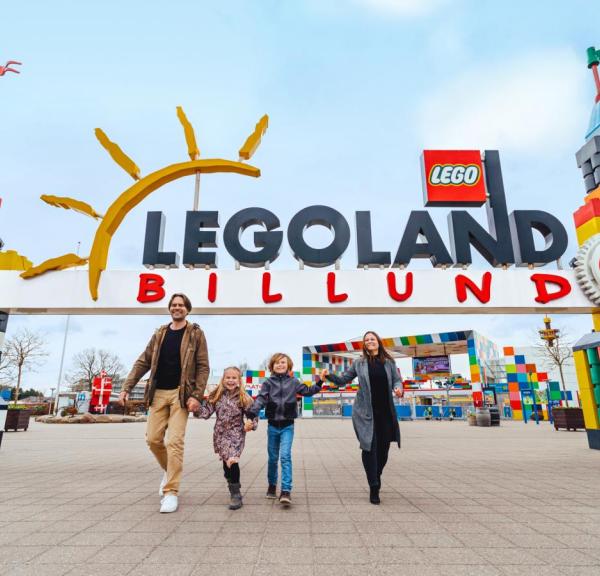 Familie im Eingang des LEGOLAND Billund