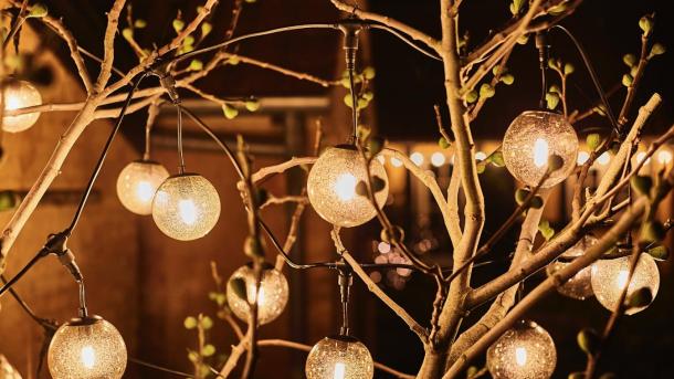 Lichterkette auf dem Weihnachtsmarkt in Nexø auf der dänischen Ostseeinsel Bornholm