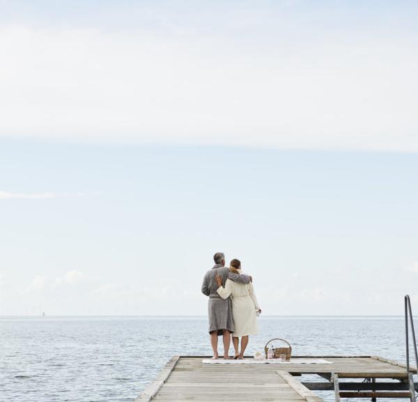 Paar am Badesteg von Nysted auf der Dänischen Ostseeinsel Lolland