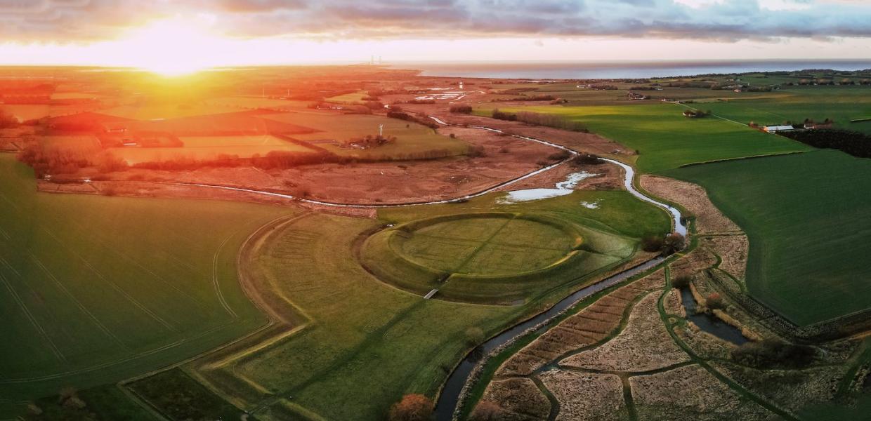 Die Trelleborg ist eine von fünf Ringburgen in Dänemark. Auf dem Bild ist ein Erdwall zu sehen, der markiert, wo sie einst stand.